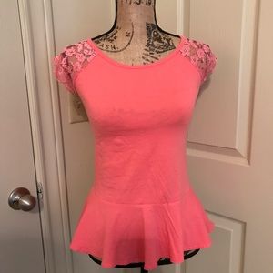 🛍2/$10 Pink Lace Peplum Top